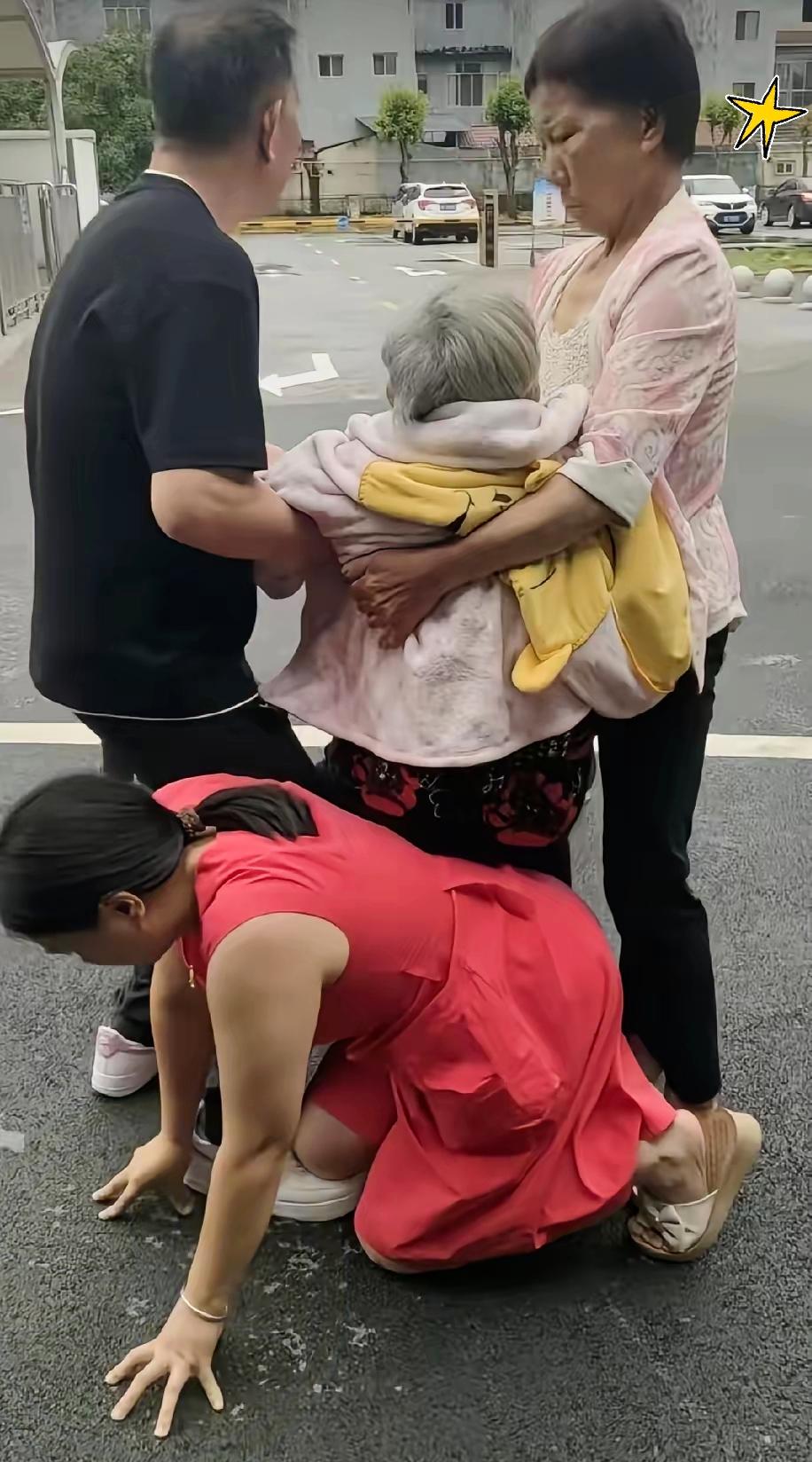 白发老人出院被搀扶赶路忽然体力不支站不稳，红衣女孩下意识的举动，看得在场路人纷纷