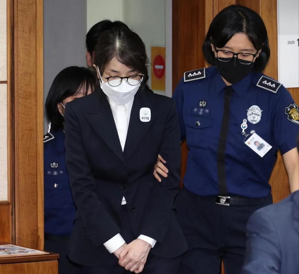 李在明给自己留后路？对尹建希手下留情？

4月28日，韩国又添一宗政坛大事件：前