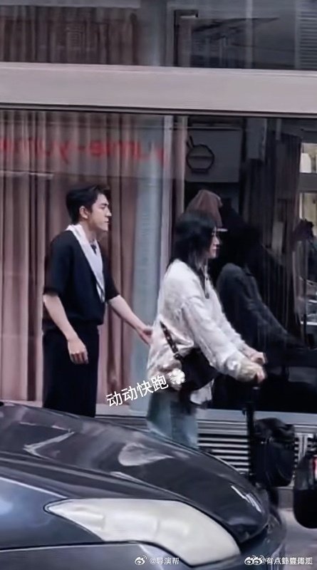 尚雯婕身边随时刷新一个李佳琦谁能拒绝这样的温暖瞬间！尚雯婕受伤，成员们用行动诠释