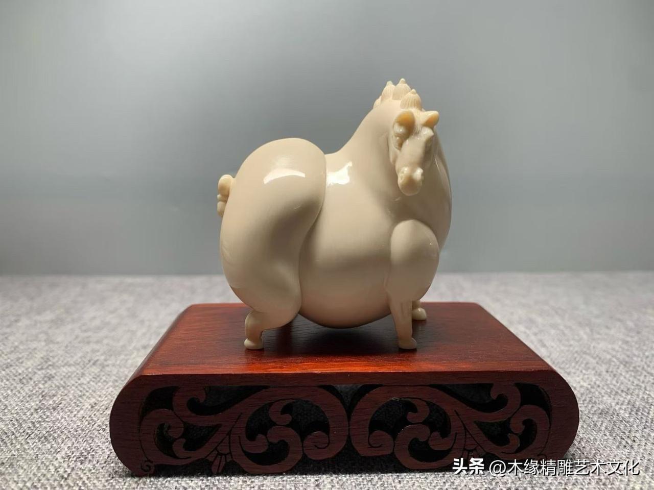 有些小摆件，一眼看去就让人心生欢喜。

这匹“唐马”，取盛唐审美之意，不求瘦劲凌