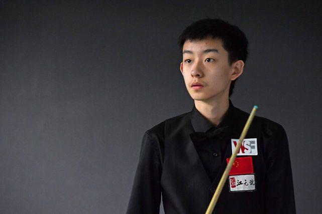 吴宜泽“人家不上学也能成世界冠军，为啥非要逼孩子死磕书本、熬应试教育？”
 
我