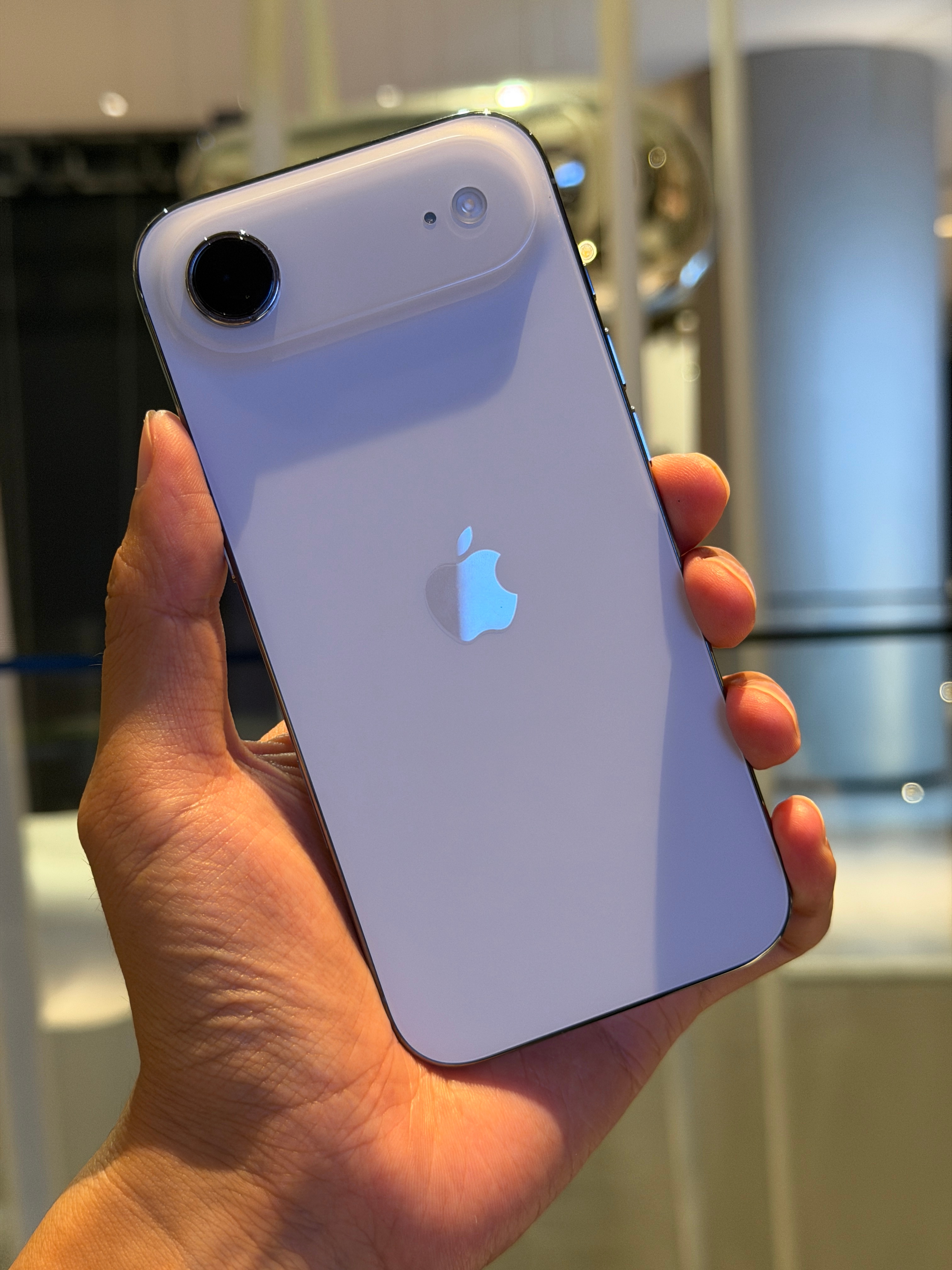 摸了一下的iPhone Air，真的很薄，也很精致，但是除此之外，似乎没有特别能