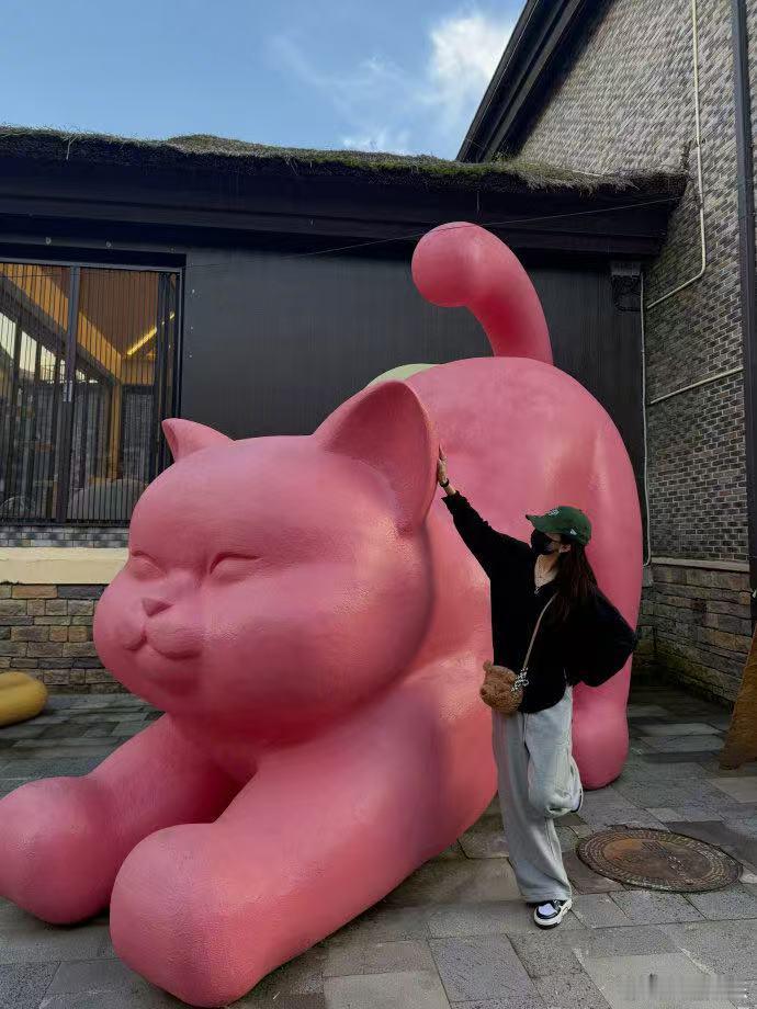 杨幂和巨型猫咪雕塑合照杨幂冬至旅行plog 杨幂和巨型猫咪雕塑合照，杨幂冬至旅行
