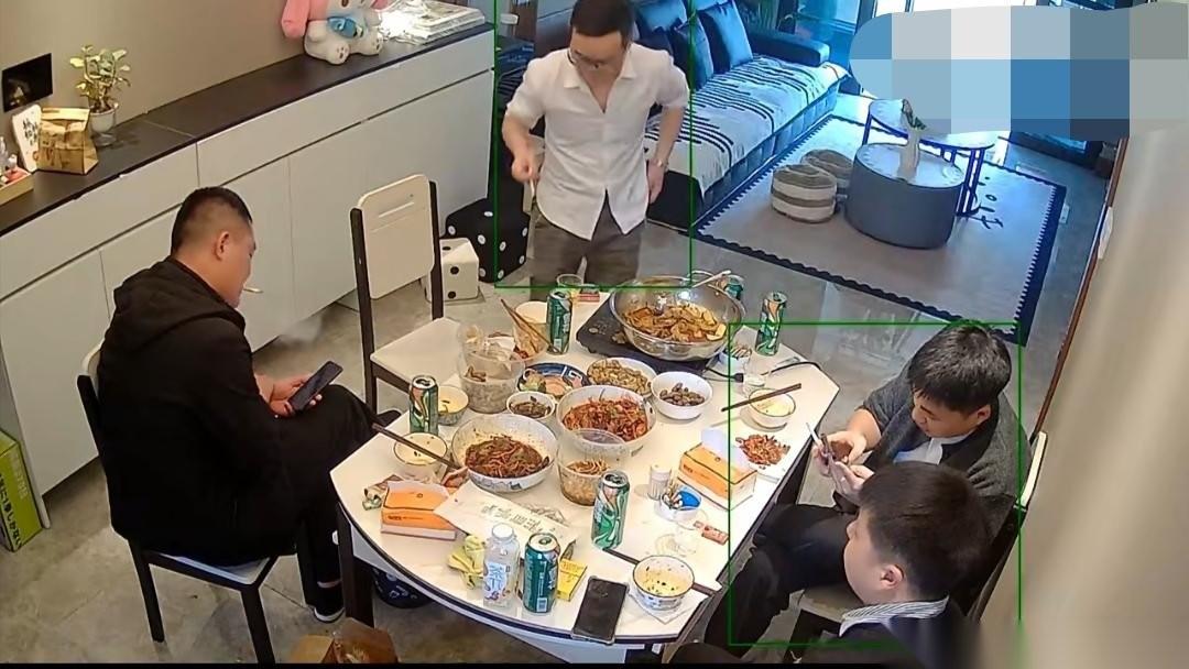 浙江宁波，男子五一在家招待了几个朋友，妻子穿着吊带不方便，多次请求丈夫把门关上，