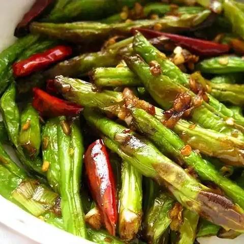 减重成功的核心不在于是否吃素，而在于热量差。
即便食材全是蔬菜，错误的烹饪方式也