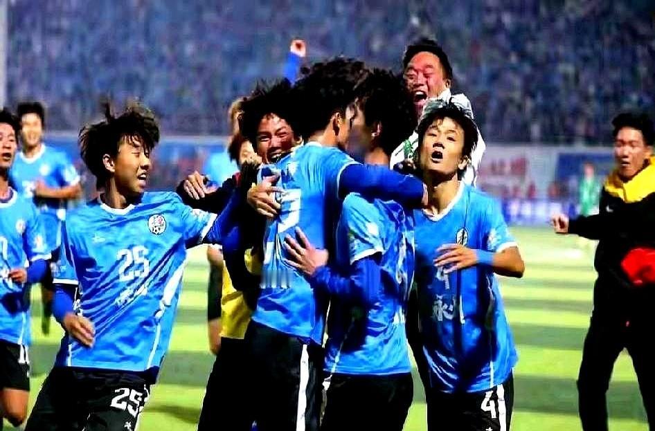 发现没有，“告发子”永州队特殊化，主客场都是蓝色球衣。
别的队客场都换衣服，就他