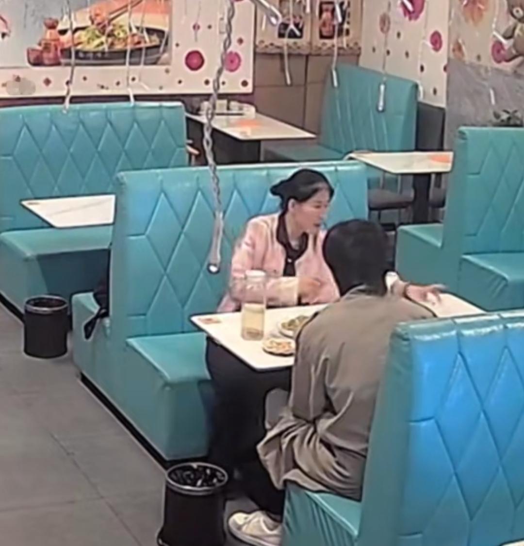 深夜的一餐热饭，温暖心碎少年。深夜的城市渐渐归于安静，一名男孩独自蜷缩在餐馆门外