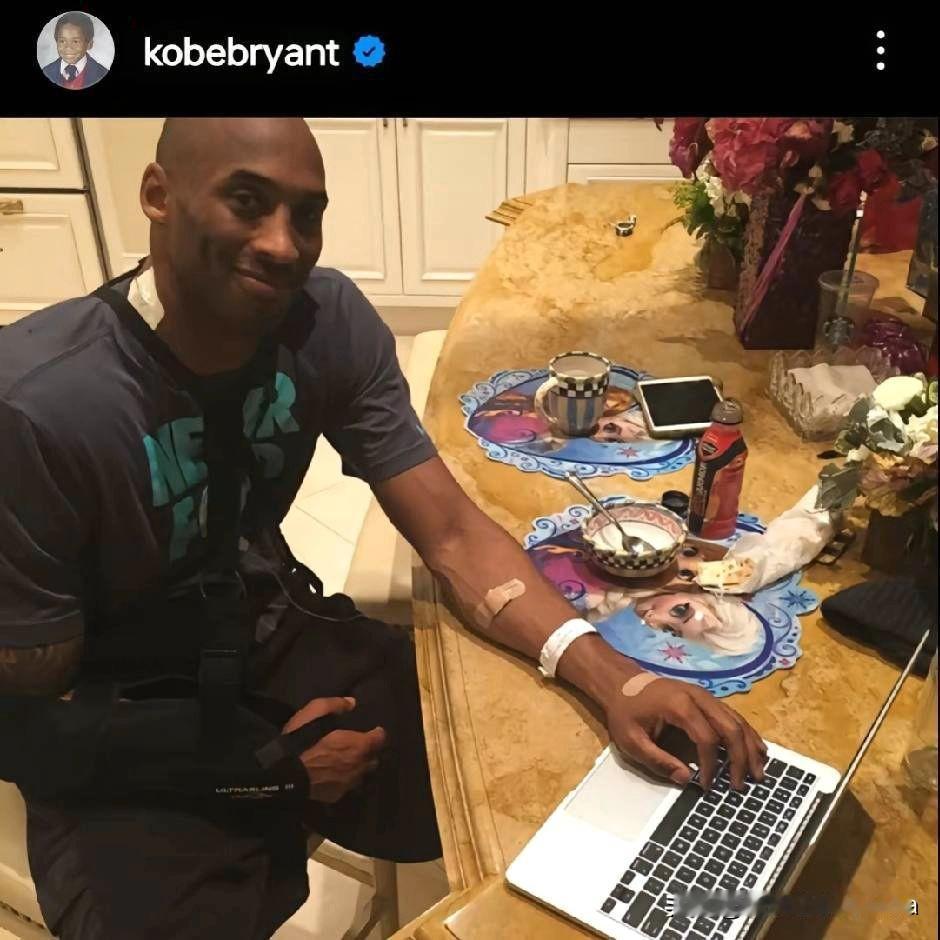 【🏀科比：真正的男子汉，即使受伤也绝不退缩💪】

科比曾经说过：真正的男子汉