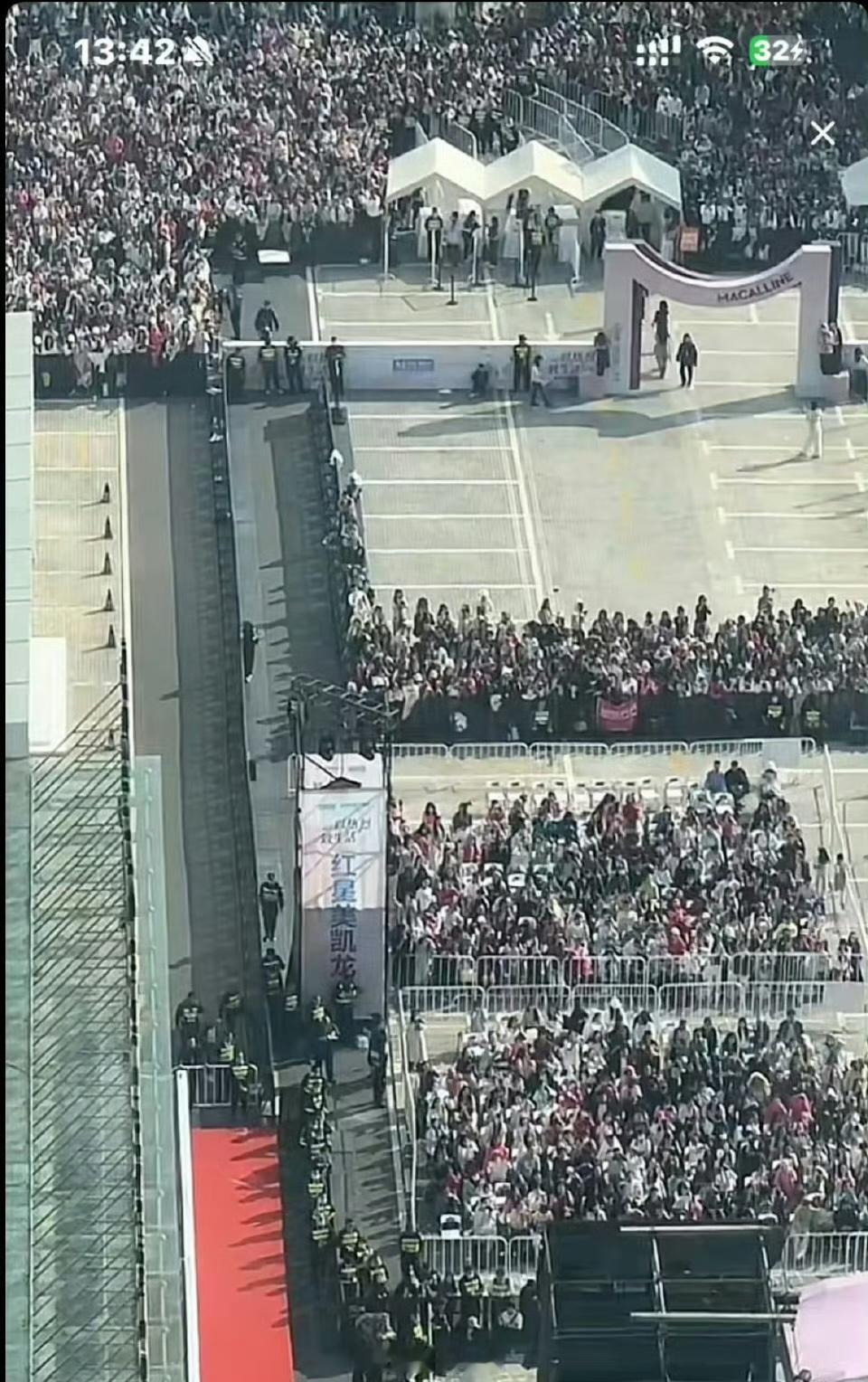 迪丽热巴今日线下活动人气超顶，人超多女顶流的排面不是说说而已，这是场地的极限，不