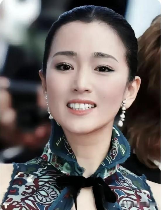 巩俐和林青霞都是山东走出来的大美人儿，一个大气蓬勃，一个清丽脱俗，两人真是各有各