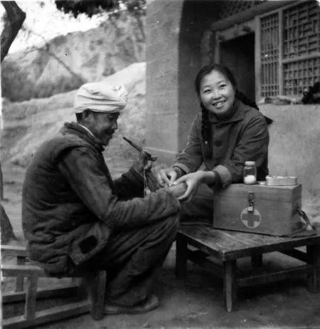 上世纪6070年代
赤脚医生正在寻医问诊，为民众解除疾病的痛苦。