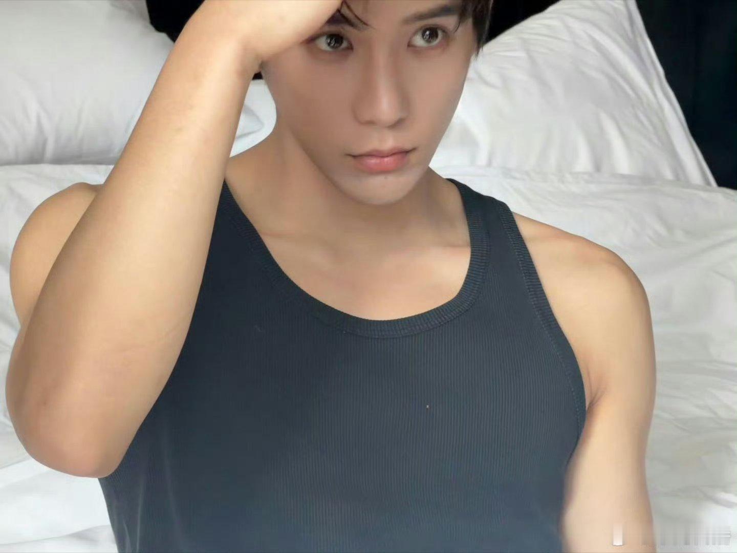 王安宇张力拉满了救命，黑背心简直是他的本体吧？随便一个抓拍都像在演文艺片男主，这