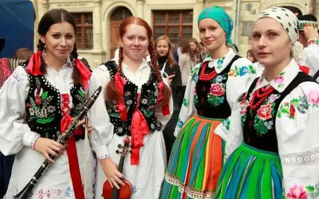 乌克兰战后重建不要接，
        俄罗斯远东开发不要接，
        