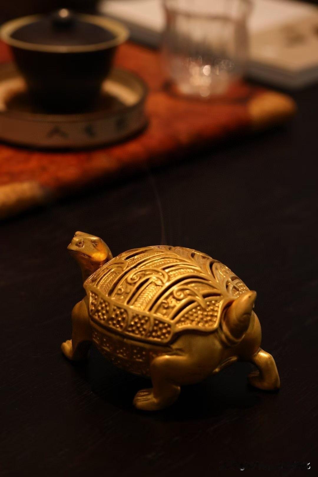 有些器物，一眼就是“富”，却不俗。

这只神龟，伏身而稳，四足抓地，像把气牢牢压