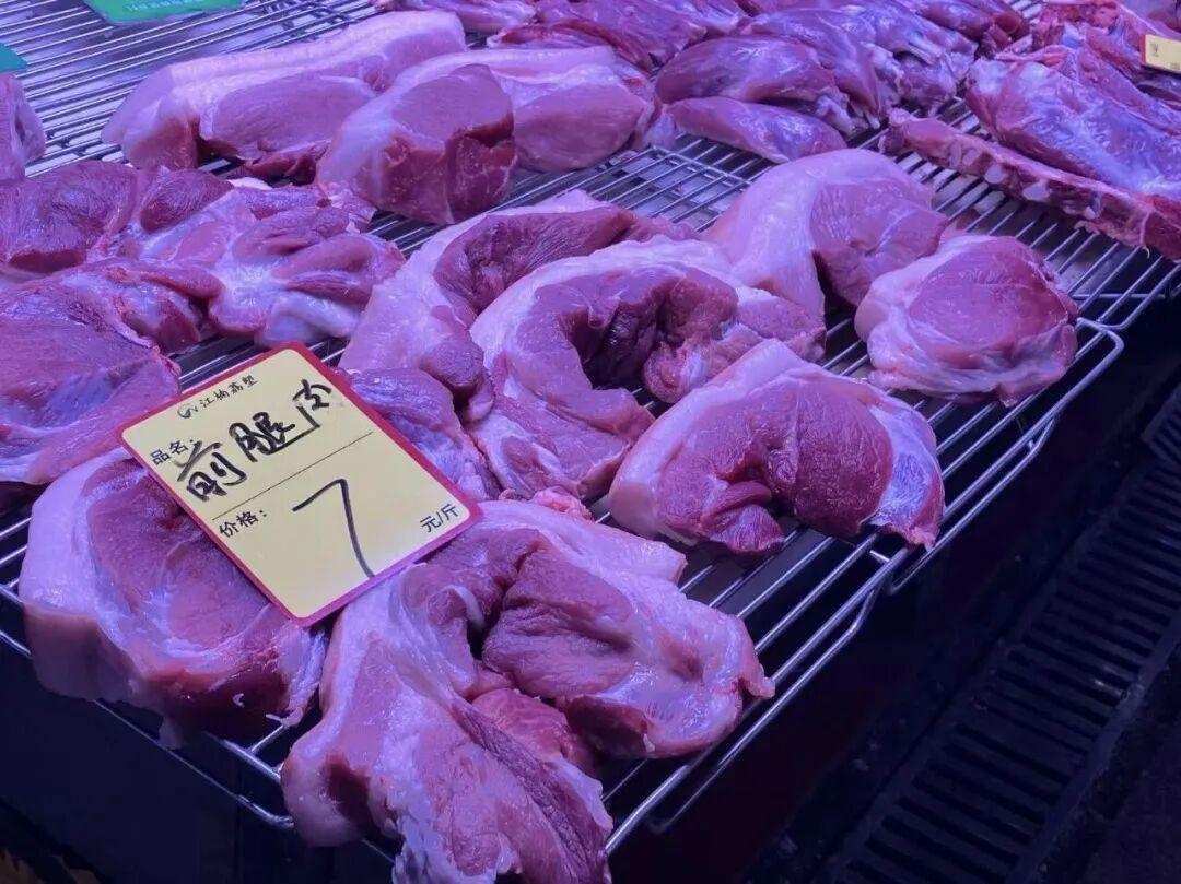 猪肉价格跌破矿泉水，却无人问津——这看似荒诞的现象，实则揭示了中国生猪产业正在经