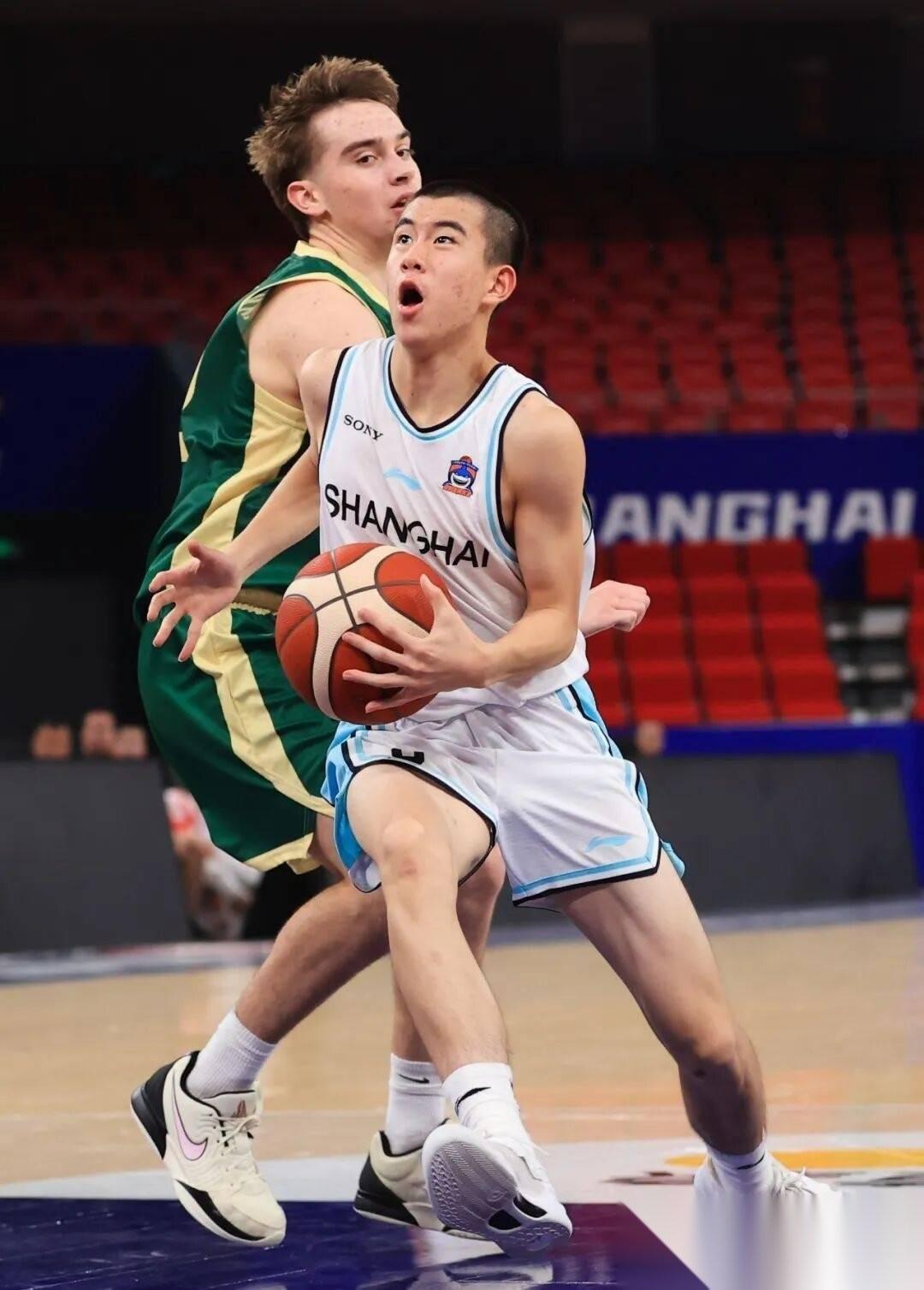 朱芳雨赚得盆满钵满！
据广东实验中学男篮透露：胡峻玮将代表球队参加下赛季的联赛，