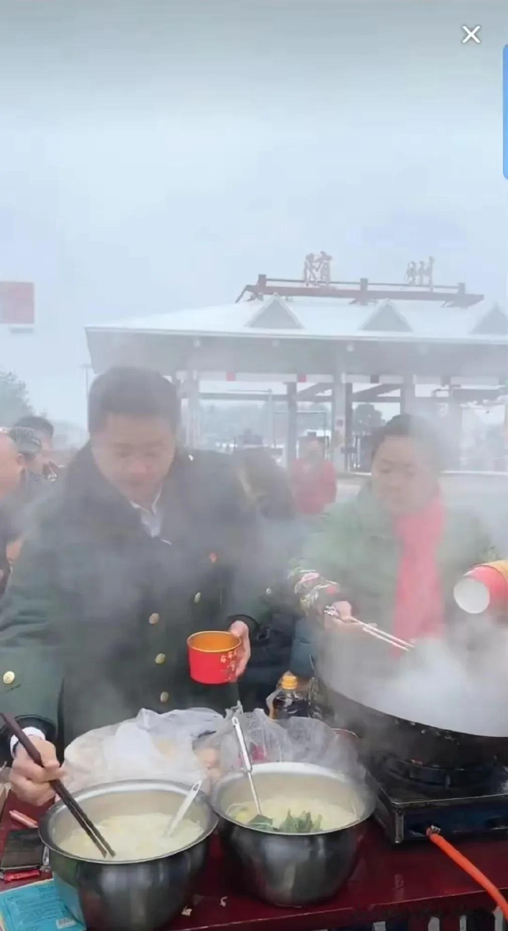 人民的好局长！
湖北一文旅局长带着锅和煤气罐赶到高速口，为2滞留旅客煮面条！
这