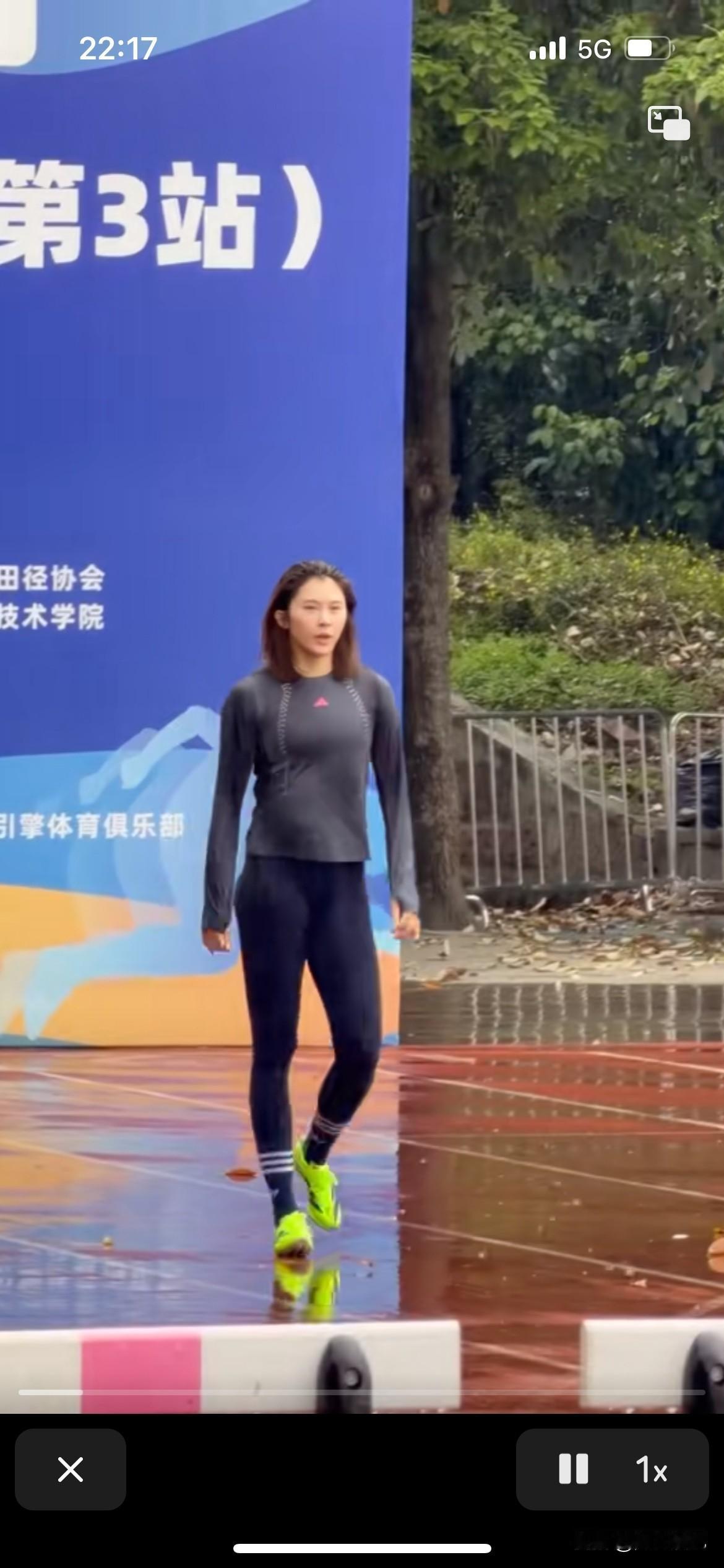 谁能与吴艳妮老师比，看看努力的人就是不一样，在雨中训练，已经很少有这么努力的运动