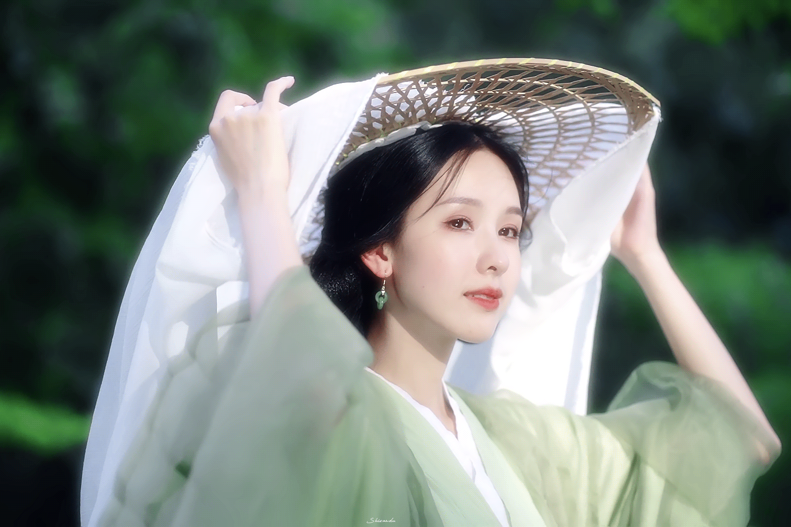 陈都灵忙一天打开手机天塌了陈都灵真的是把演员当做一个职业，当做一个班来上，他做的