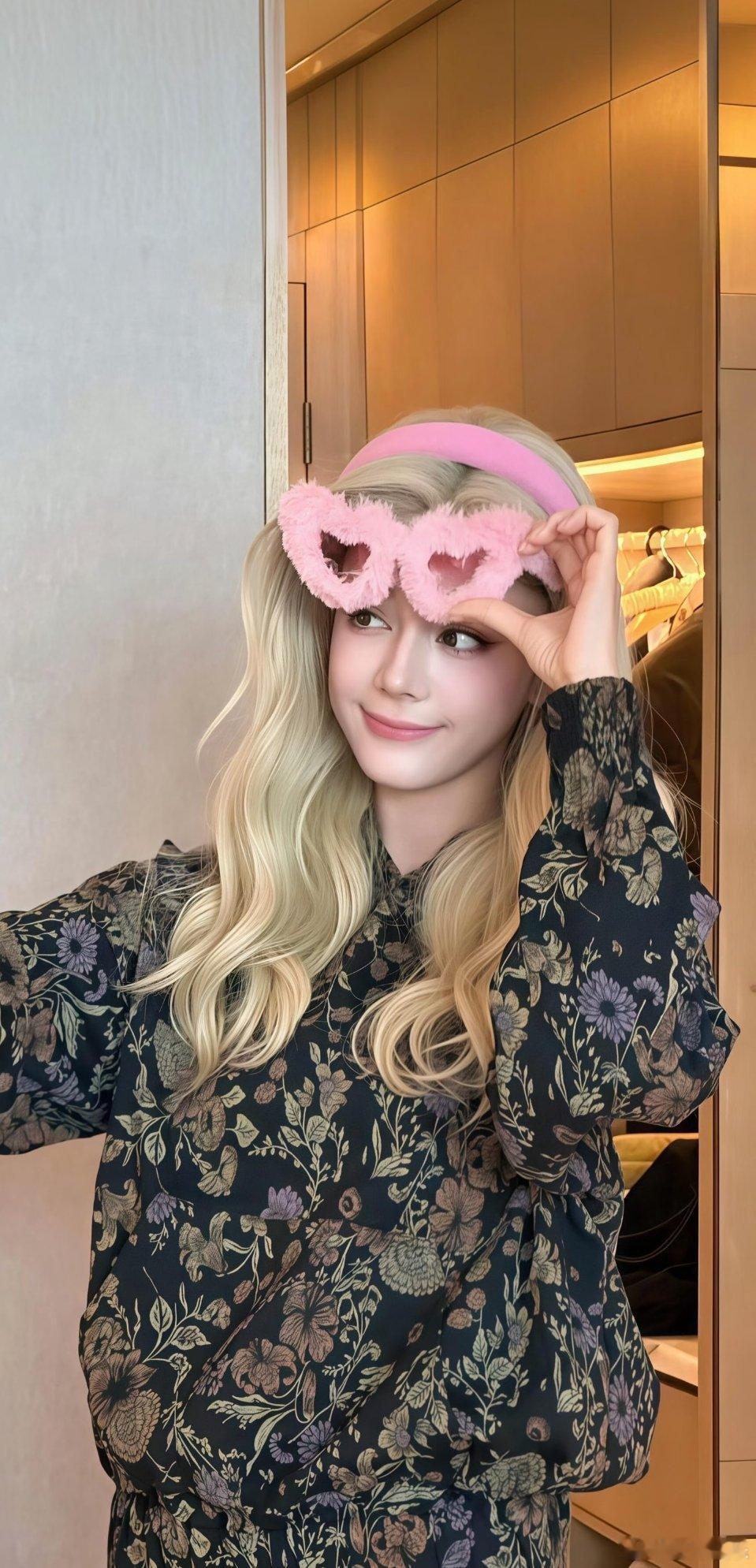 闵塔鲨点赞吐槽迪丽热巴工作室博文连跟了热巴这么久的造型师都“手滑”点赞，可见工作