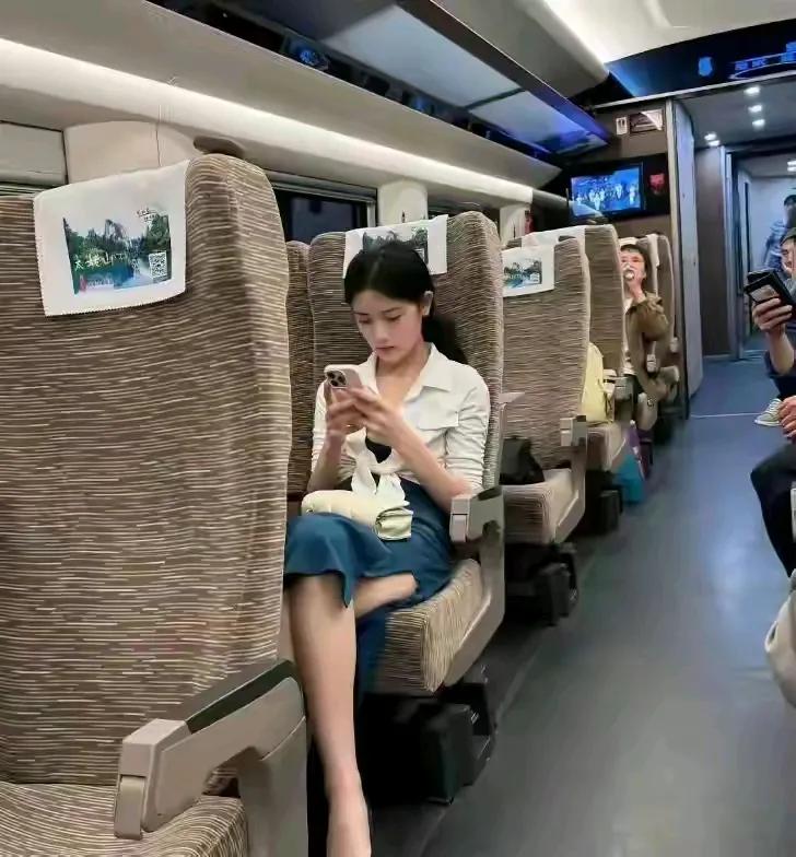 惊奇的发现，这几年高铁越来越空了。
记得疫情前坐高铁，不管是哪条线路，总感觉满满