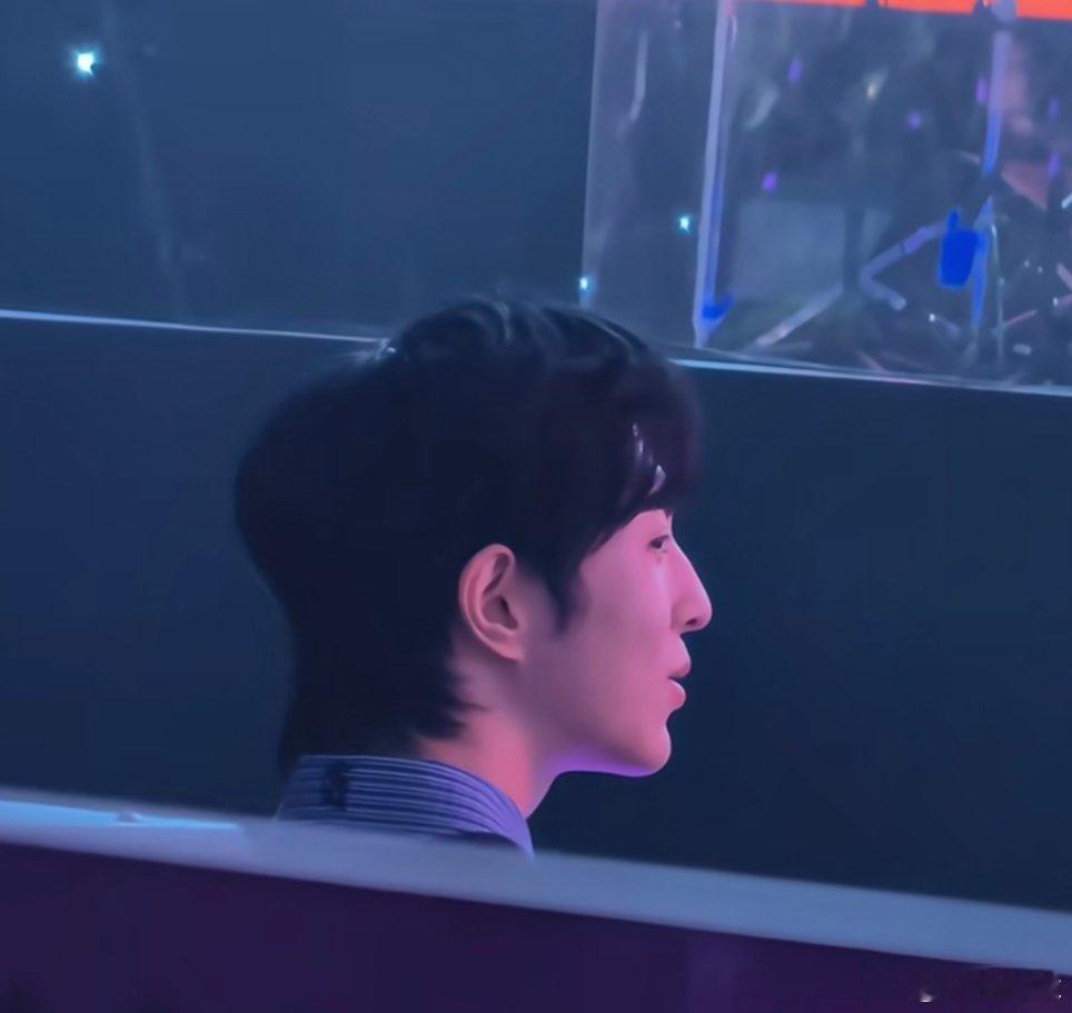 邱鼎杰偷瞄，真的好可爱