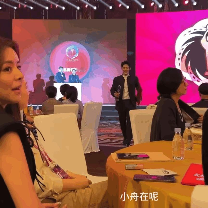 于适得奖之后的样子显得真的很没有见过世面 ​​​