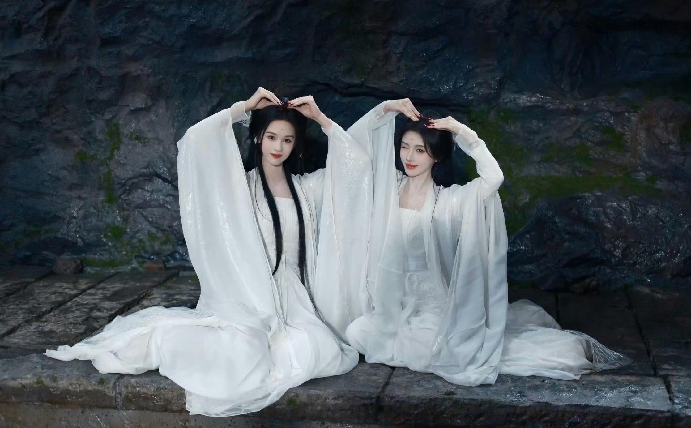 鞠婧祎陈都灵两位美女友谊长存呀！很期待两位合作的新剧月鳞绮纪呀！[求关注]陈都灵