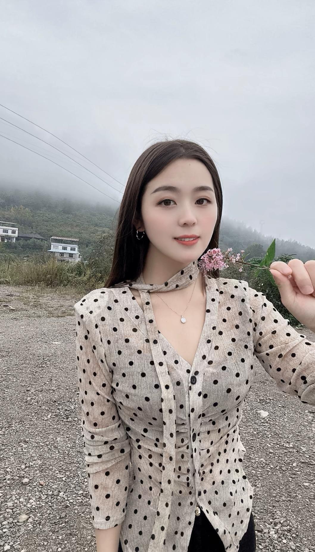 在山间小路，轻嗅花香，享受宁静时光。🌸🍃