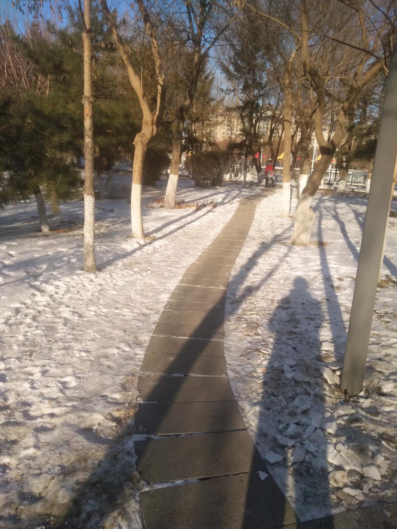 看风景的同时，别忘了向城市的美容师――环卫工人致敬！为了方便市民出行和运动健身，