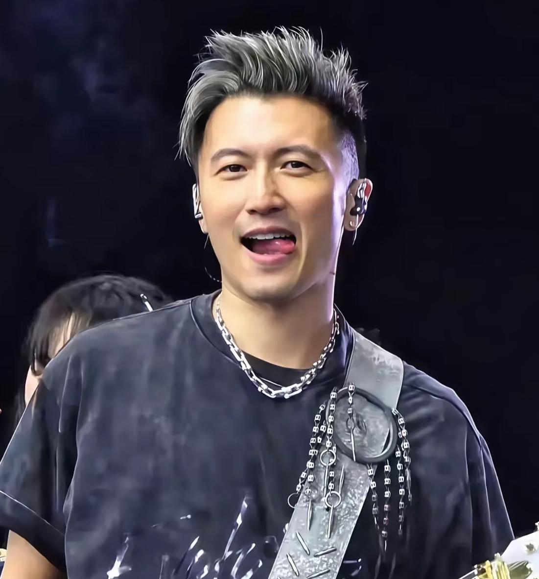 谢霆锋：别人看到的都是表面风光，其实我从很小体弱多病。我吃了6年安眠药，还哮喘