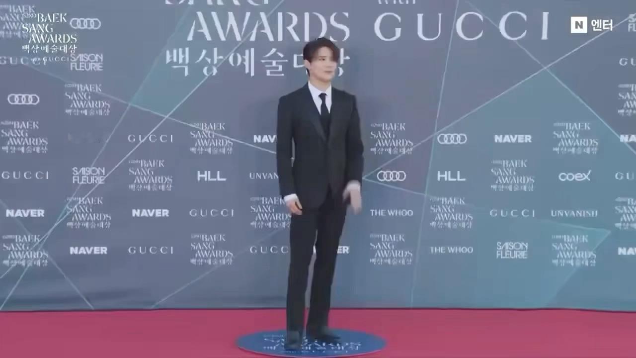 金俊秀凭借《甲壳虫果汁》获得百想音乐剧演技奖，这也是百想今年首次设立的奖项！爱豆