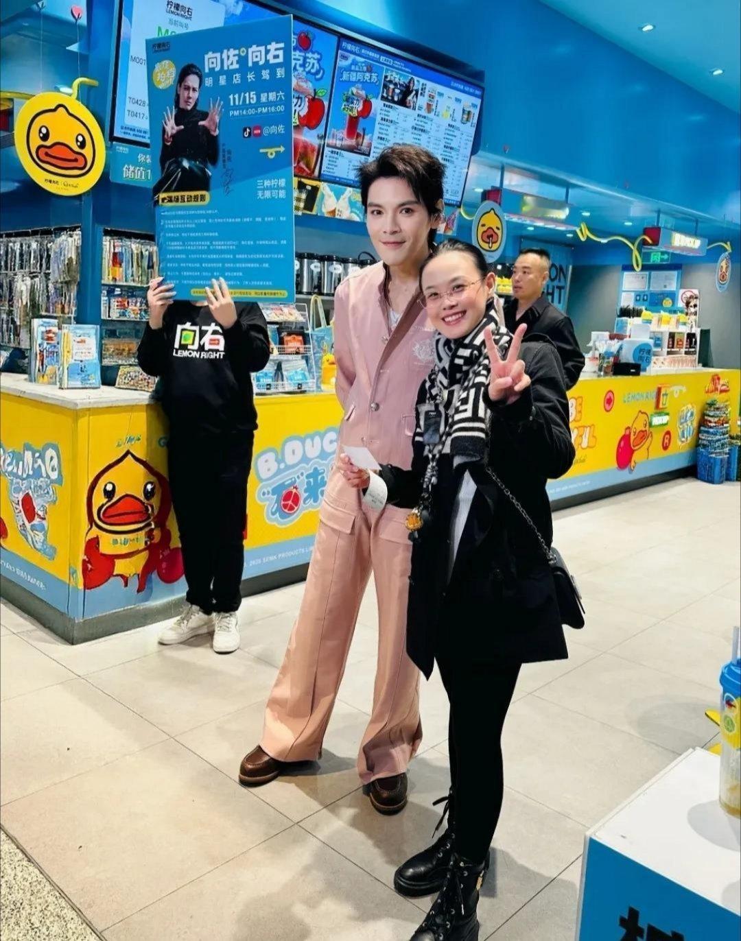 感觉只要正常穿搭，向佐本人还是很帅气的。 