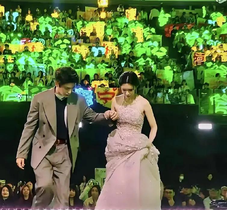 看了一圈星光大赏，发现丁禹兮非常绅士，上一年他扶的还是虞书欣，这次见孟子义又是穿