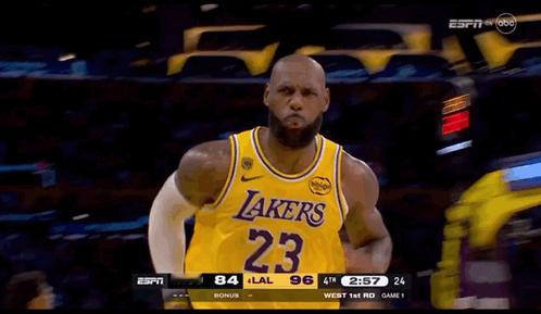 老伙计的表现连他自己都不相信！詹姆斯必须是今天最靓的仔！
一次超远跳投，一次单打