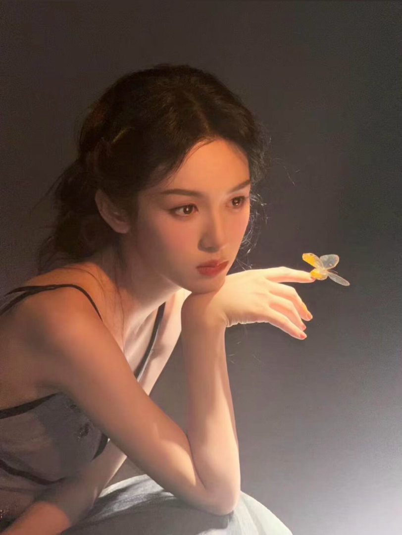 周也下雪封神镜头“也”字有一笔就够了，但老天爷给她加了一万笔。这张脸，是来给内娱