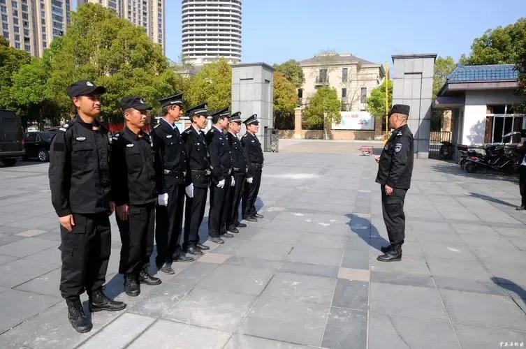 像往常一样，昨晚交接班后骑车回家，进家门掏手机就有三个未接来电，回拨过去忙线中，