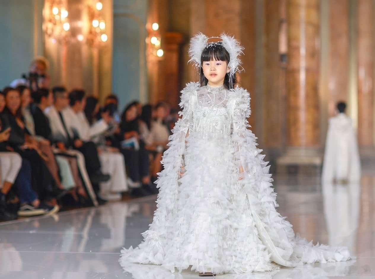 杨可儿不愧是养成系小模特杨可儿5岁走秀气场杨可儿不愧是养成系小模特，杨可儿5岁走