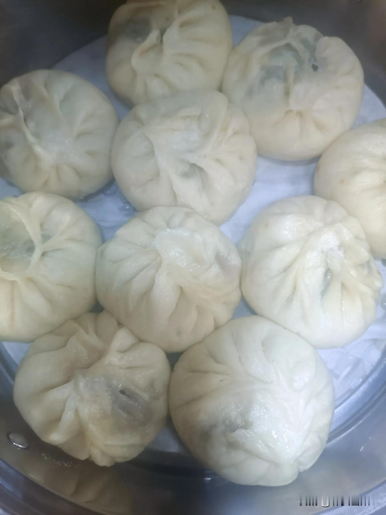 中秋小长假第1天干点啥呢？包包子吧[呲牙]

对于东北人来说，做面食还是很简单的
