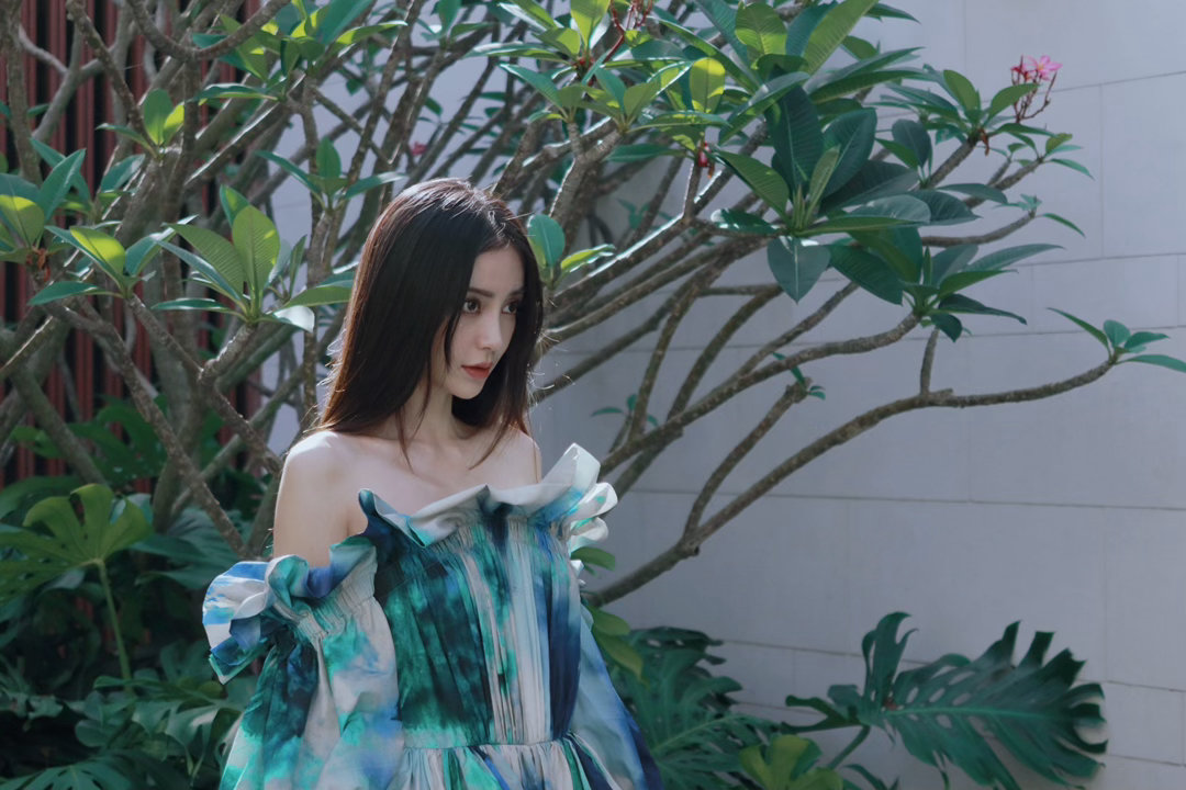 angelababy 杨颖 🍃闯入绿意小院～偷拍一张的工作照