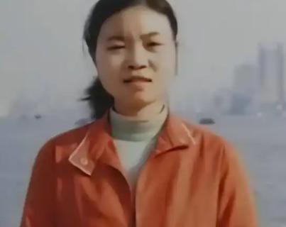 女研究生带母亲上学，两人同睡一张床，两个月后她绝望了，在宿舍用毛巾自缢身亡。网传