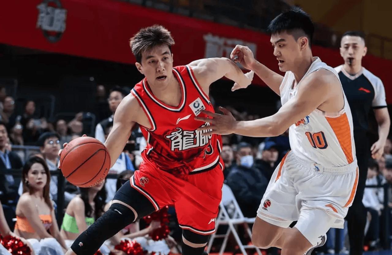 在一月广州对阵青岛的一场比赛中，青王奕博防守郭艾伦时出现多次令人非议动作，部分防