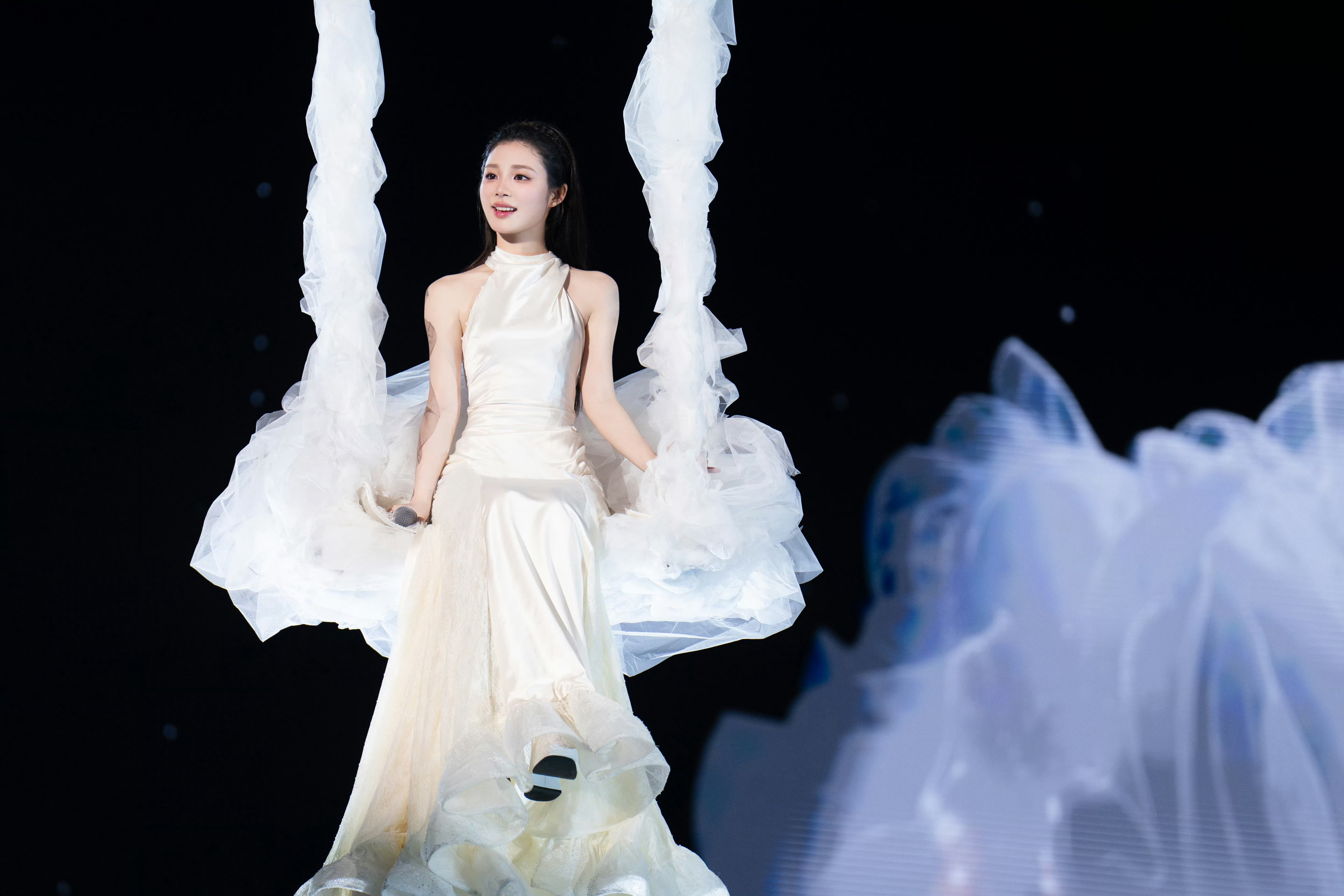 姚晓棠中秋晚会美成啥了 妈妈我看到仙女了[憧憬]姚晓棠中秋晚会白色缎面露背长裙造