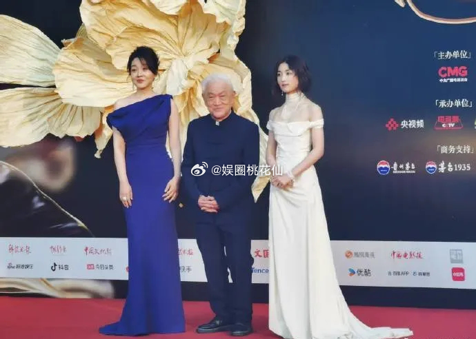 闫妮和张子枫一起出席颁奖典礼，两位虽然搭配风格不同，不过站在一起超有姐妹范儿。闫