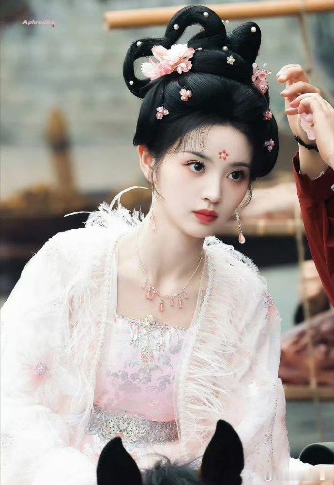 嫁金钗官宣了田曦薇 这个👖也太用心了吧，双生日卡点、应援色小尾巴、单人海报，小