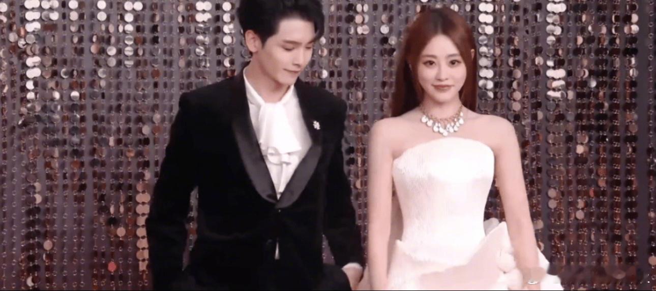 王以纶紧赶慢赶摸到了祝绪丹的裙子 微博视界大会惊现沉浸式情景喜剧：主角，剧情是追