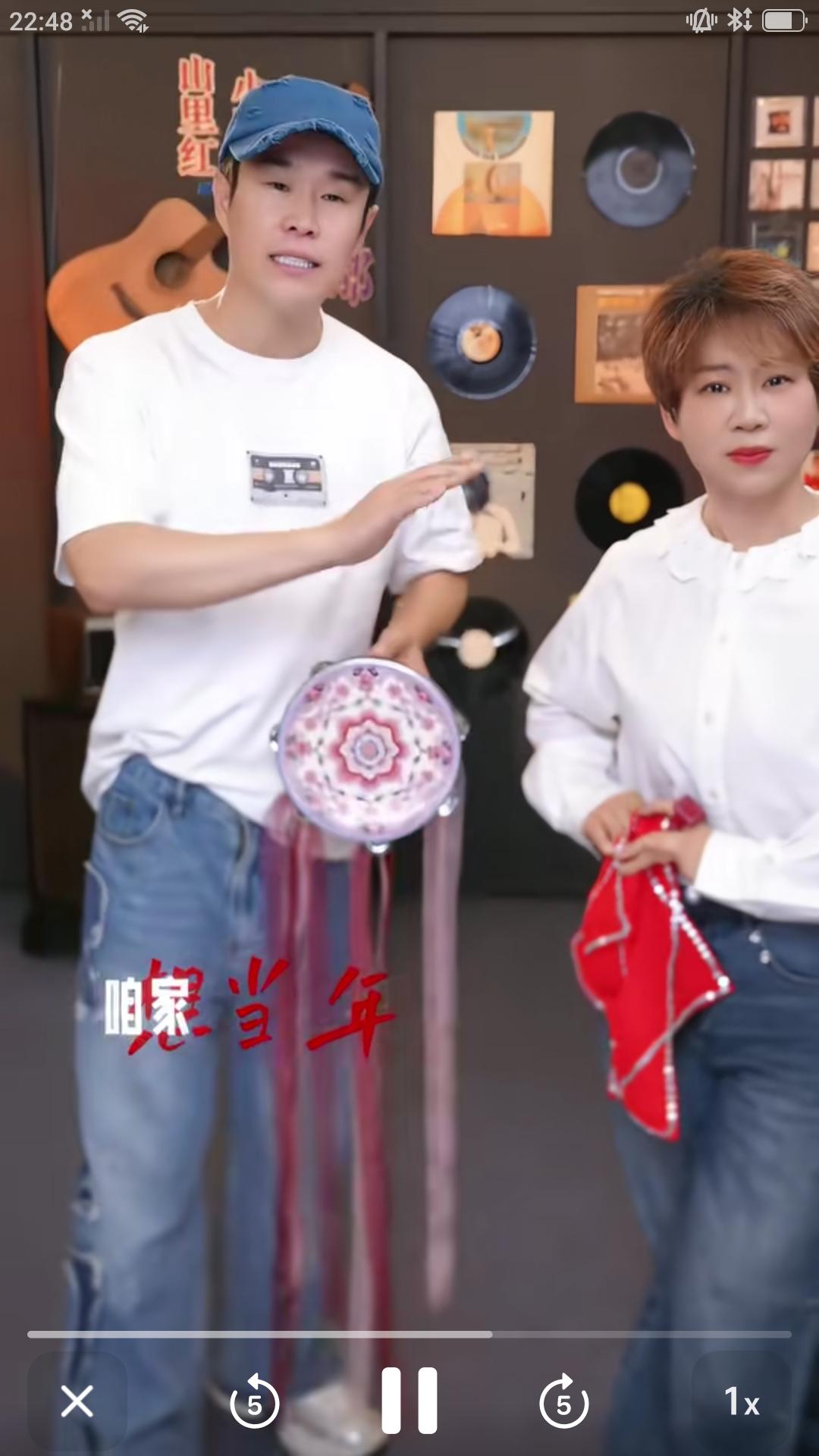 【近日本山大叔弟子小沈阳和妻子沈春阳夫妇开启直播，在直播间里夫妻二人一展才艺，唱