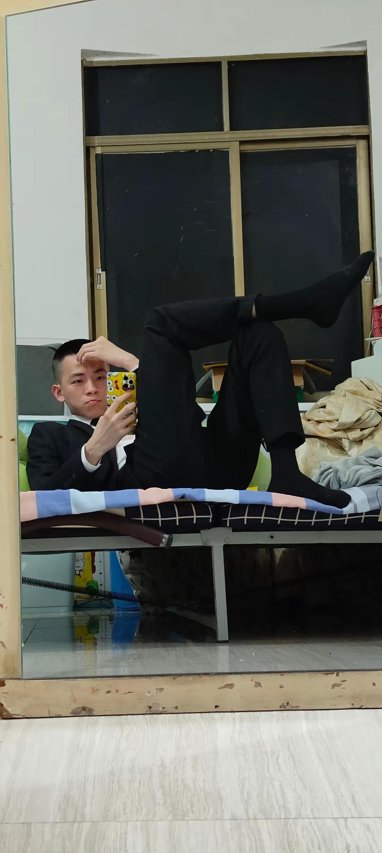 正装也能玩出休闲感！✨西装革履的反差萌，居家也能帅出新高度。😎 正装日常