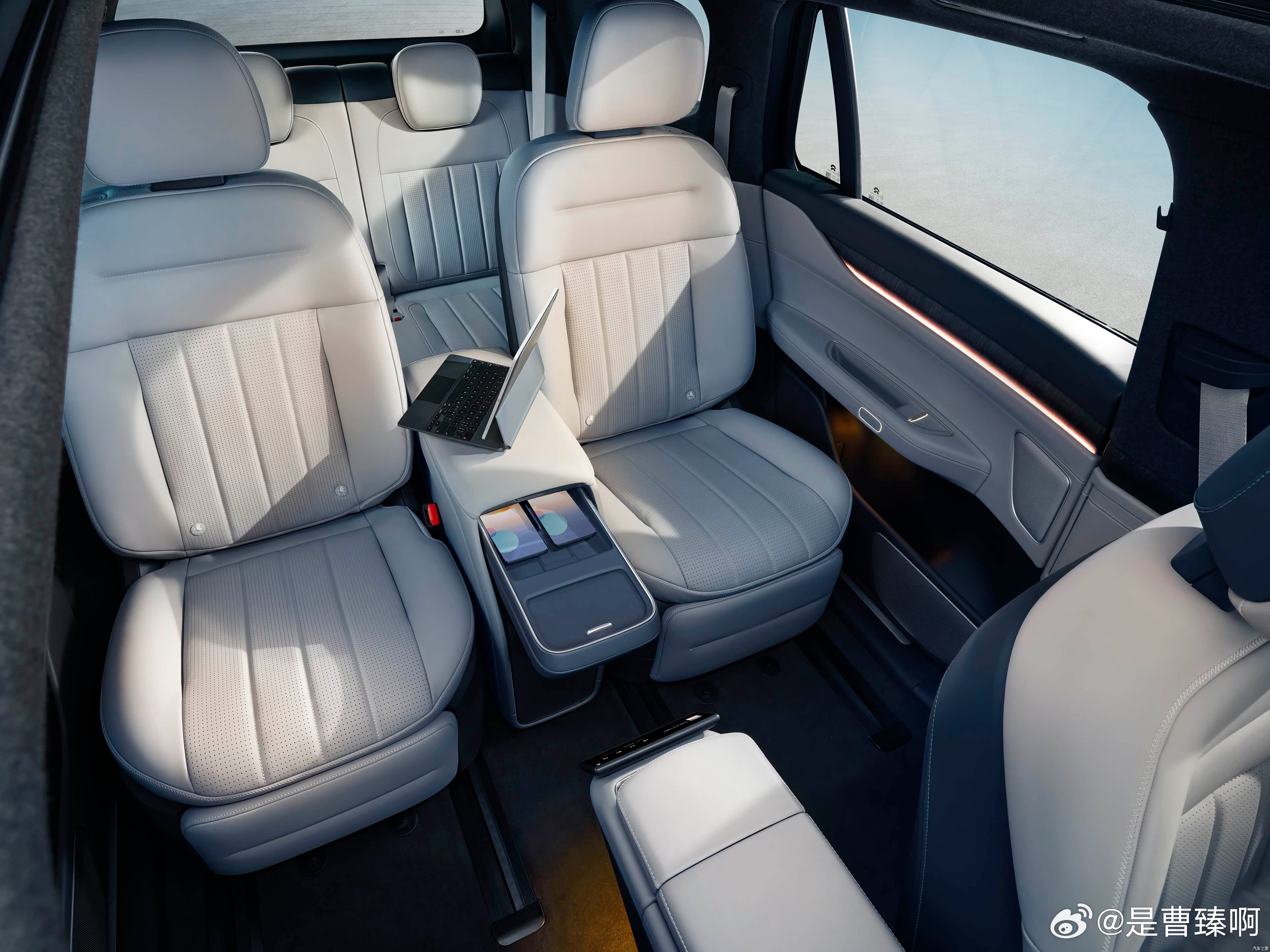 从第二代ES8过于优雅内敛的设计语言，到第三代ES8不再藏着掖着，把气势和质感做