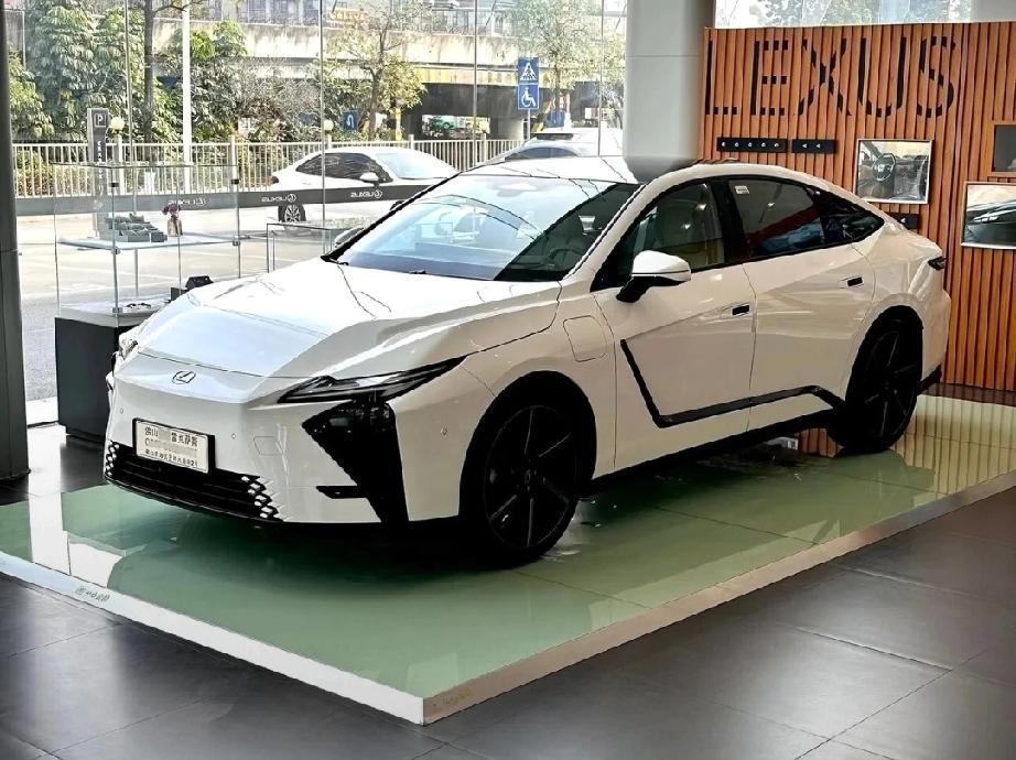 全新一代雷克萨斯ES的溜背式风格，那真是审美两极分化。它2025年上海车展首秀，